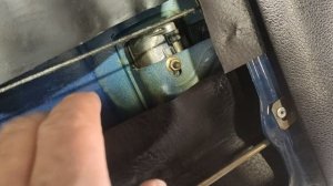 Показано расположение тяг к замку пассажирской двери ВАЗ 2107