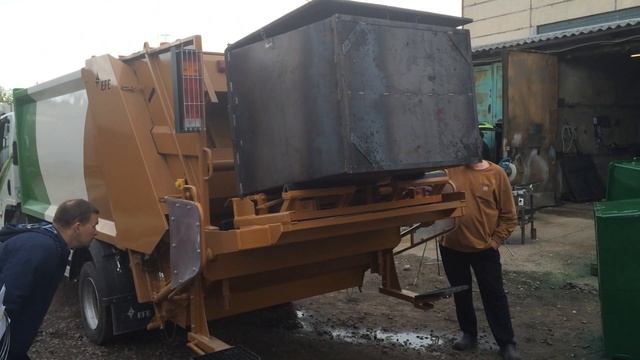 Испытание контейнера ТБО 1.1 м3 на удобство загрузки смотреть онлайн