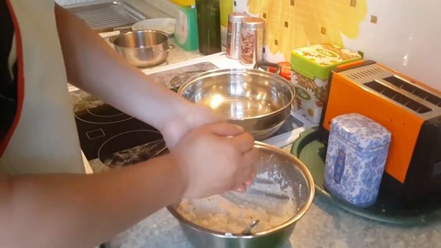 Проект "Готовим сами на 1 курсе": Сырники от Чжао Юе. 大一学生做美食系列之： 赵越 奶《酪饼》 смотреть онлайн