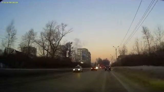 Когда не чувствуешь габаритов машины! Гонщик собрал машины в потоке! смотреть онлайн