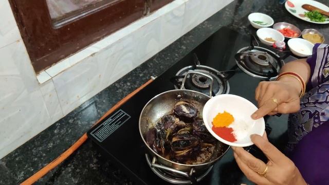 ढाबे जैसा बैगन का भरवा अब बनाइए घर पर आसानी से | DHABA STYLE STUFFED BAIGAN BHARWA RECIPE смотреть онлайн