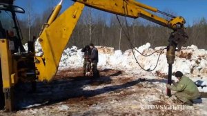 Монтируем винтовые сваи трактором