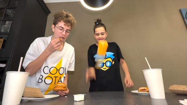 БОТЛ ФЛИП ЕДА Челлендж! **Кто первый все съест** #крутойботан #челлендж #bottleflip смотреть онлайн