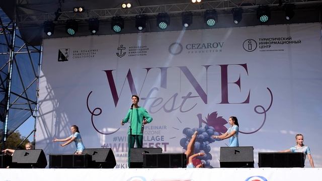 Ярослав Кузнецов и Акробатический балет «Shadows» с песней "Skyfall" на фестивале "Winefest 2019" смотреть онлайн