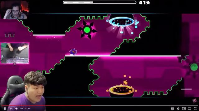 DeCody смотрит как Dorami играет голосом смотреть онлайн