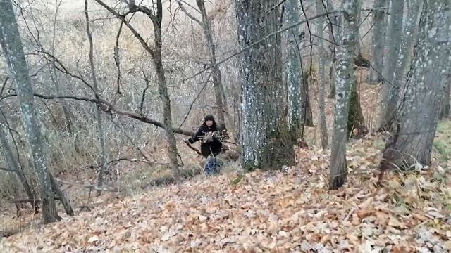 ⛺Землянка в лесу. ?Делаем крышу в землянке с подписчиком! Лесные люди в лесном лагере. смотреть онлайн