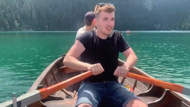 Белый человек гребёт под пиратскую музыку 10 часов