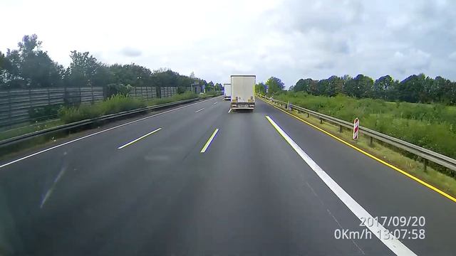 Лопасти ветряной электростанции на земле. смотреть онлайн