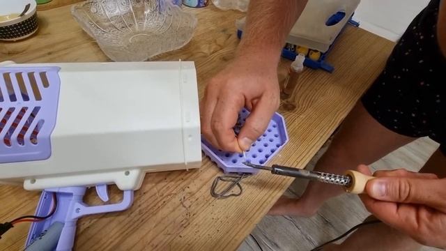 Как припаять провод? Ремонт игрушек. Как паять паяльником? смотреть онлайн