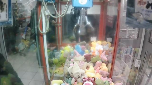 Борзый охранник Магнита выбил камеру из рук при съёмке видео в автомате-хватайке!!!!! смотреть онлайн