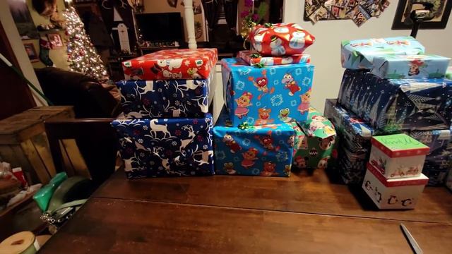 Vlogmas Day 30: What I got my kids for Christmas! Teenager gift ideas, 14 y/o girl, 12 y/o boy gift смотреть онлайн