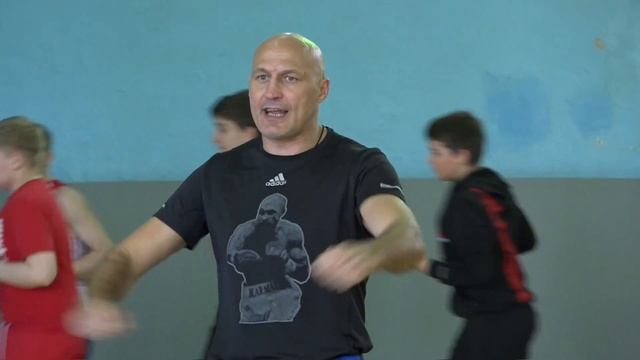 Экс-чемпион мира Роман Кармазин провел мастер-класс для кузнецких боксеров. Май 2021 год. смотреть онлайн