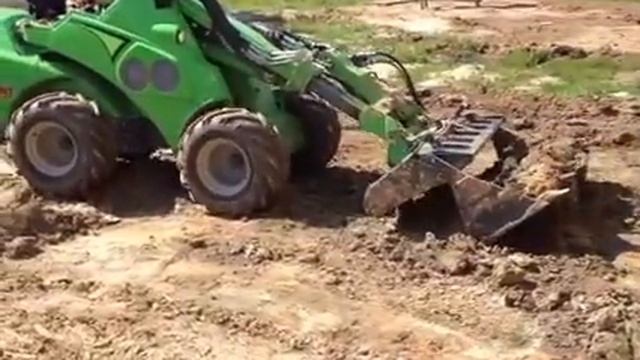 Выравнивание земельного участка. Минитрактор. смотреть онлайн