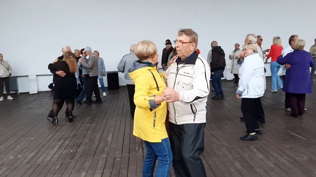 "А в меня вдруг вселилась весна, осень в этом одна виновата..." смотреть онлайн
