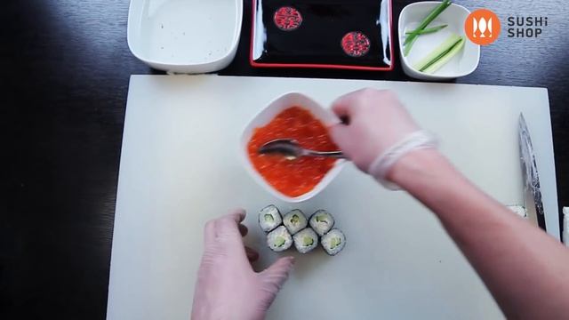 Как приготовить ролл с красной икрой. Суши шоп. / How to make salmon roe sushi. смотреть онлайн