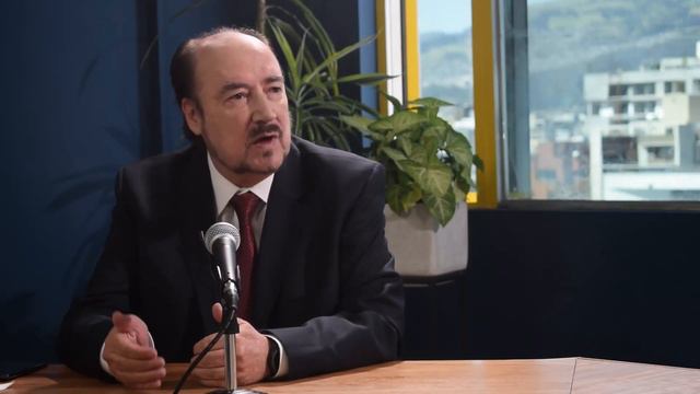 Entrevista a Gustavo Larrea, candidato presidencial por Democracia Sí смотреть онлайн