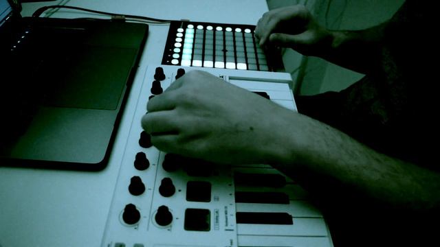 Vngls-As it should be (minilab mk2, LaunchPad mini, Ableton jam ) смотреть онлайн