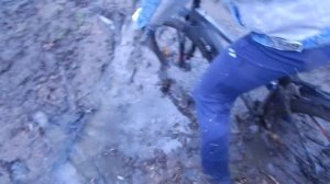 Друг позвал покататься.  Найнер против Фэтбайка по грязи.