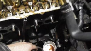 Расположение пробки слива о.ж. на блоке, Ниссан Альмера, Примера