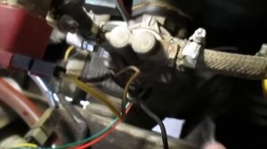 Течь масла из под бензонасоса.