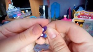 Мастер-класс 2. Учимся прикреплять подвески к браслету из резинок.