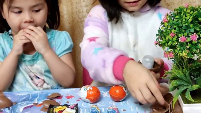 Даша открывает 6 Киндер сюрпризов. Открываем КИНДЕРЫ. смотреть онлайн