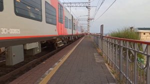 Поезд ЭС1 Ласточка Сочи - Имеретинский курорт прибывает на платформу Известия Курортный городок