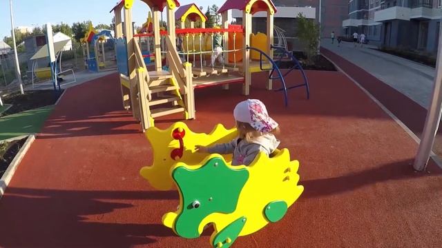 Алёнка гуляет на детской площадке смотреть онлайн