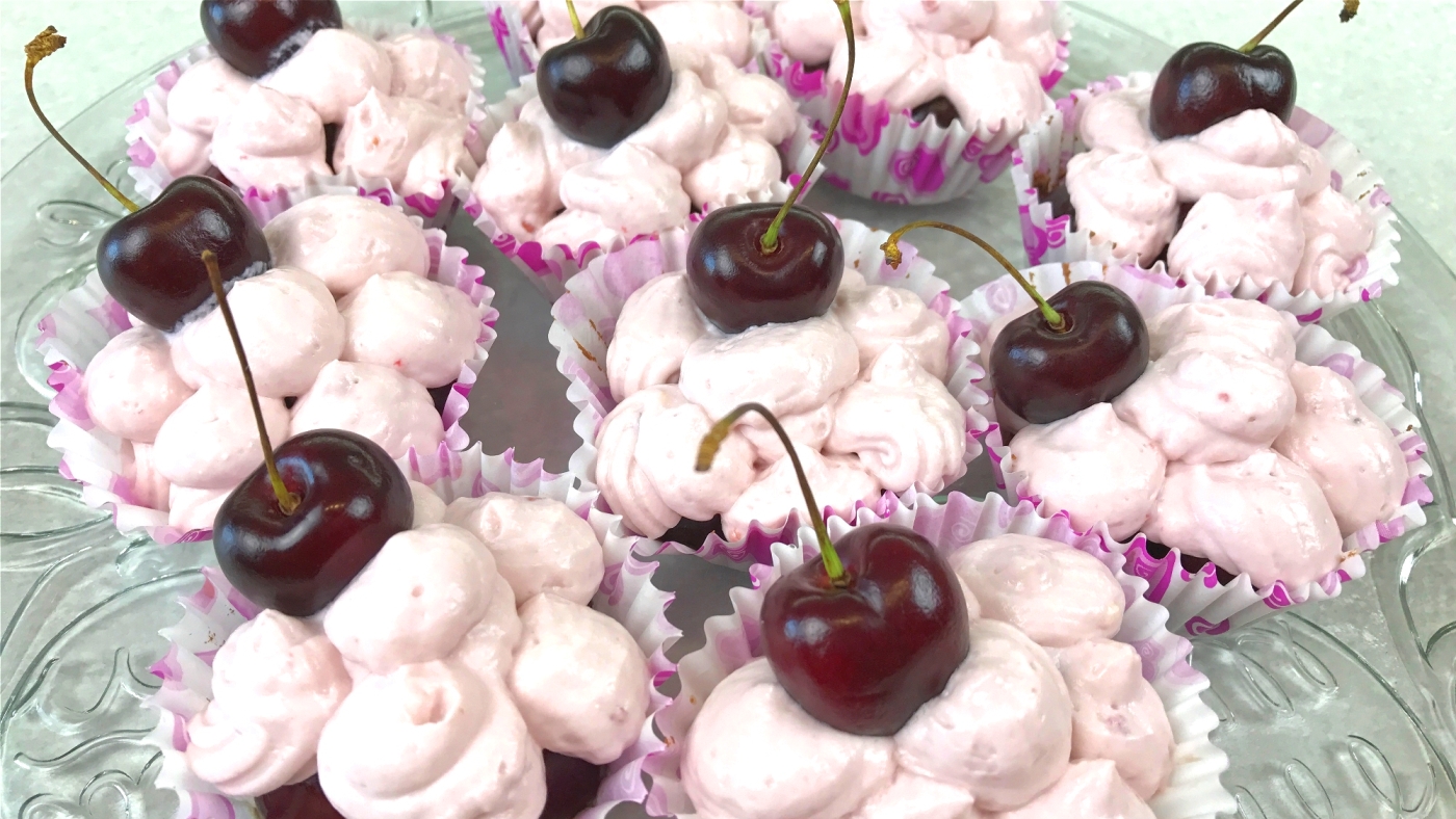 Шоколадные капкейки с черешней. Кексы с ягодой и кремом .mp4 смотреть онлайн