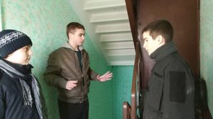 Гопник пресанул пацанов в подъезде [4К]