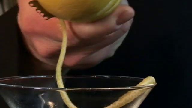 How to Make a Lemon Twist - CHOW Tip смотреть онлайн