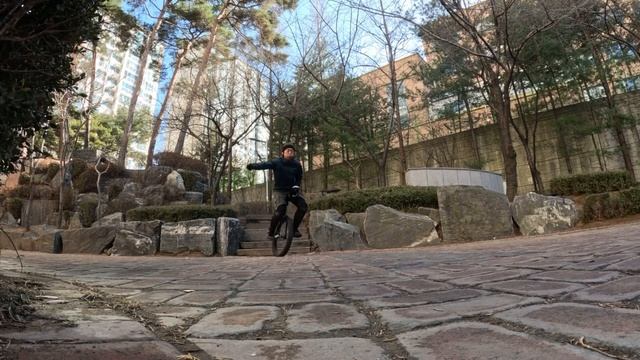 Unicycle. Riding down irregular steps & Impact control at stairs and jump drop practice. смотреть онлайн