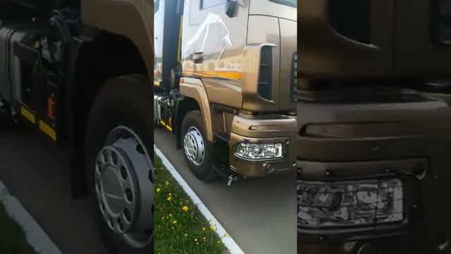 Трехосный новый самосвал МАЗ. Самый современный многотонный грузовик МАЗ. смотреть онлайн