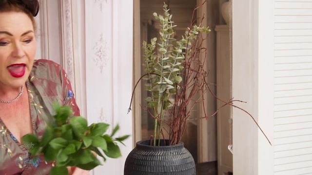 A simple design using ONLY foliage – Leucadendron, spiral gum, camellia foliage and twisty willow смотреть онлайн