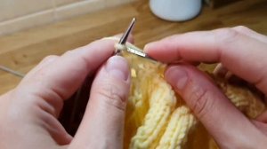 Идеальные подрезы без дырочек. Вяжем рукав от подрезов.