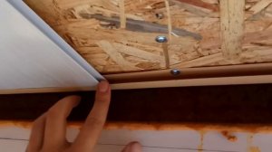 Ремонт на балконе. Пластиковые панели на потолок.