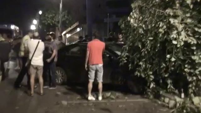 Курск. Водитель «Ауди» смял половину авто, врезавшись в дерево смотреть онлайн