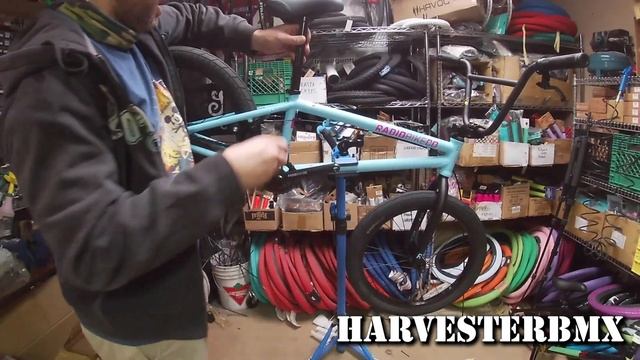2021 Radio Evol 20" BMX Unboxing @ Harvester Bikes смотреть онлайн