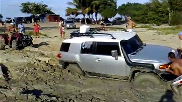 Toyota Fj Cruiser Vs Jeep Liberty смотреть онлайн