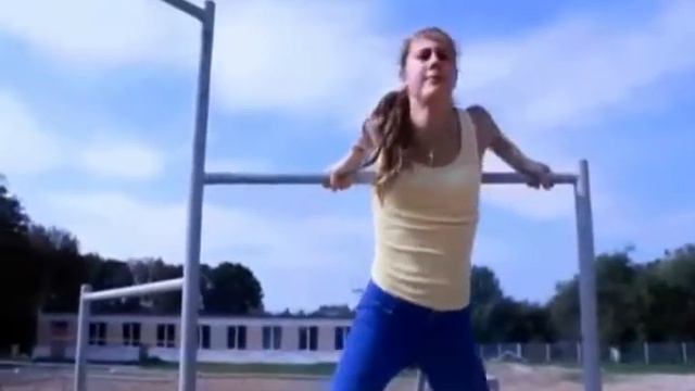 Красавица Алиска и турник ! ))) смотреть онлайн