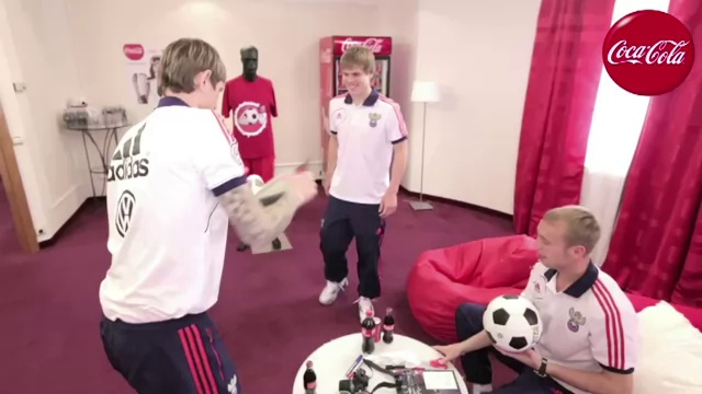 Чем занимаются футболисты нашей сборной в раздевалке смотреть онлайн