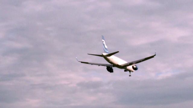Посадка при сильном ветре, Finnair смотреть онлайн