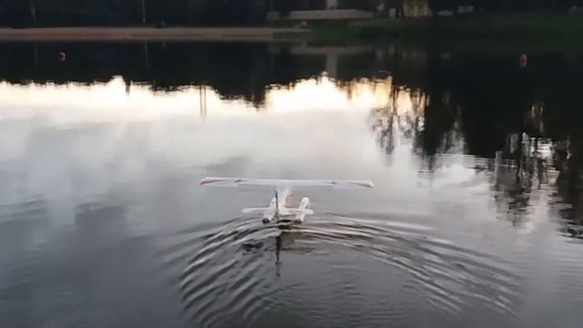 Авиамодельный кружок, радиоуправляемые гидросамолёты, проверка АНО на модели вечером. смотреть онлайн