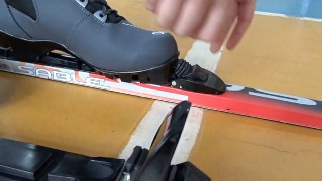 Как пристегнуть ботинки к лыжам(полуавтомат)/это видео устарело!! ссылка на новое видео в описании? смотреть онлайн
