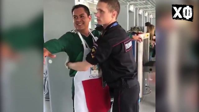 Фанат сборной Мексики троллит полицейского. смотреть онлайн