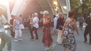 ТЫ МЕНЯ НА КРЫЛЕЧКЕ ВСТРЕЧАЛА! ТАНЦЫ В ПАРКЕ ГОРЬКОГО ХАРЬКОВ.mp4