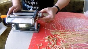Быстро готовим на тестораскатке лапшерезке домашнюю  яичную лапшу для гарниров, супов и лагмана.