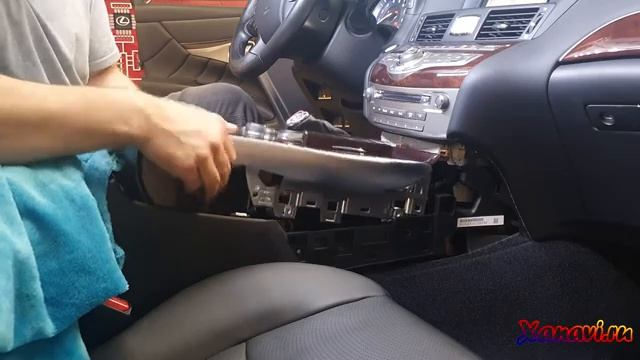 Infiniiti M25/M37/M56/Q70/Nissan Fuga. Демонтаж дисплея и головного устройства для работ Xanavi.ru смотреть онлайн