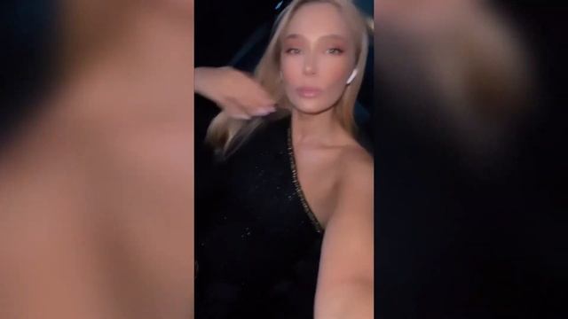 Наталья Рудова поманила идеальными бедрами в асимметричном мини-платье по пути на вечеринку