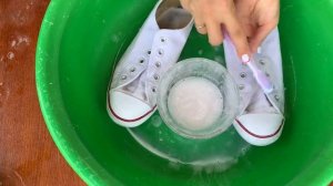 КАК ПОСТИРАТЬ БЕЛЫЕ КЕДЫ ? ОТБЕЛИВАЕМ ПОДОШВУ ?